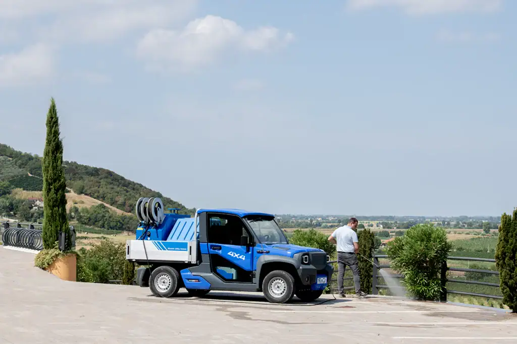 EVI Country Electric 4x4 with Professional Street-Cleaning Configuration