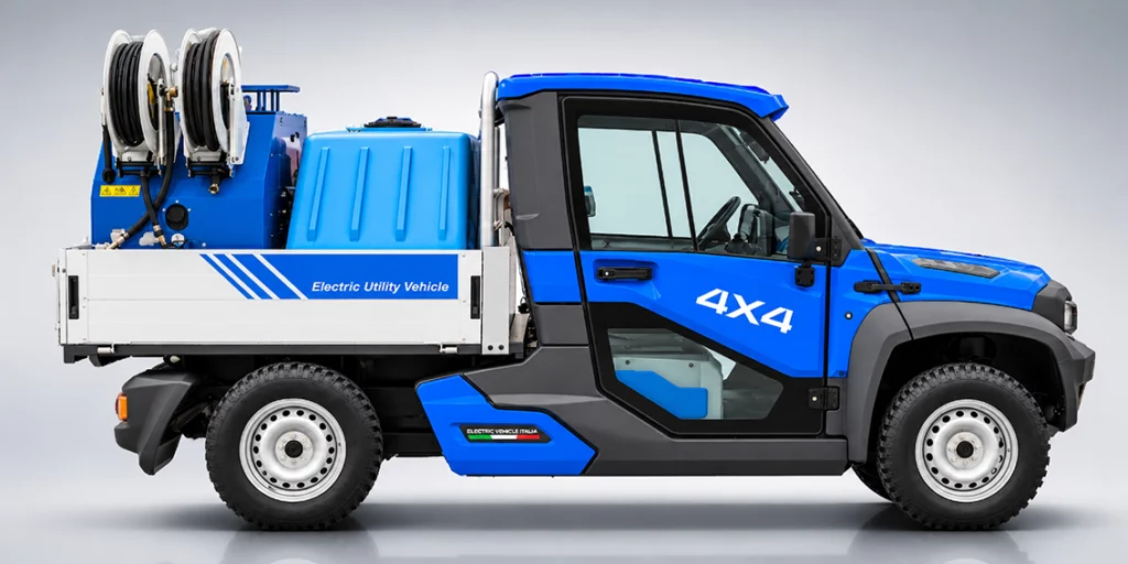 EVI Motor EVI Country 4x4 elettrico con allestimento lavastrade per pulizia strade e manutenzione urbana